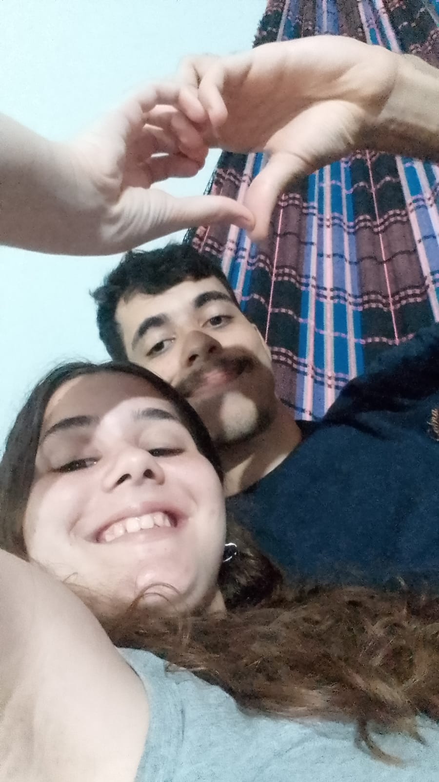 Fazendo coração com as mãos na rede